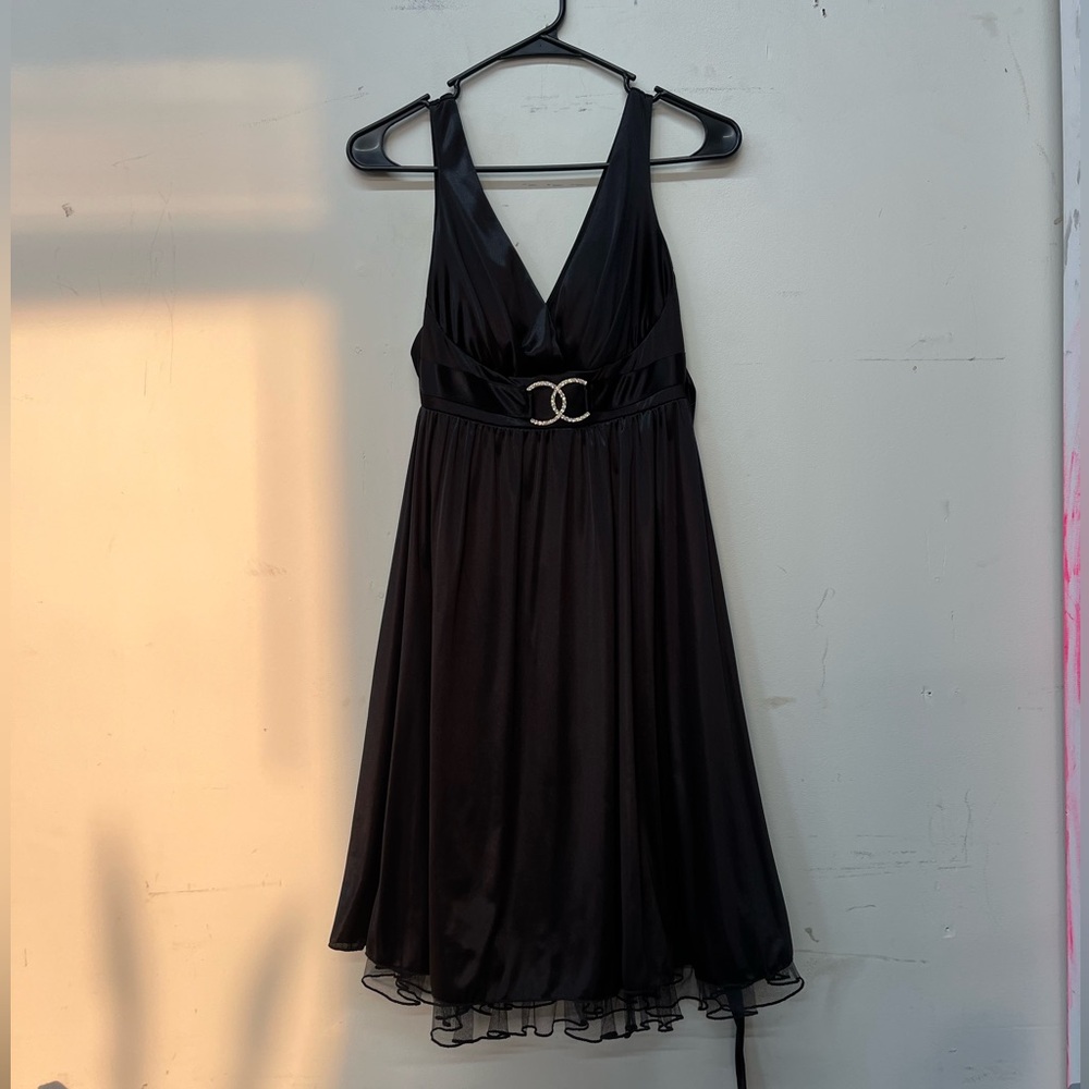 Elegant Black V-Neck Evening Dress with Embellished Waist ruby fox